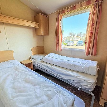 Superb Caravan At Seawick Holiday Park, Sleeps 8 Ref 27202Sw Clacton-on-Sea Ngoại thất bức ảnh